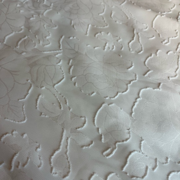 Elegant White Floral Blouse - Picture 3 of 4